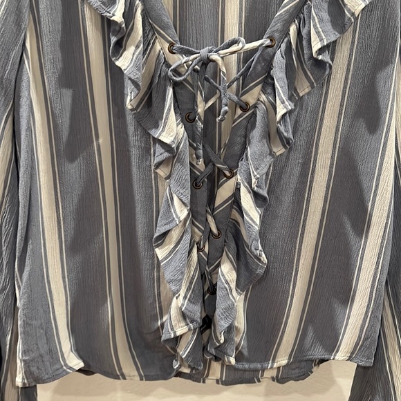 AMERICAN EAGLE Blue and While Stripe Top. Size Medium - Picture 4 of 8